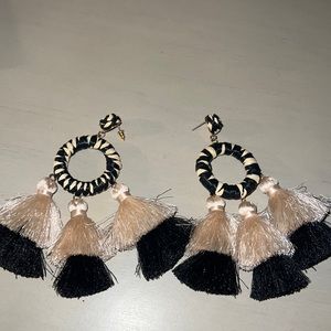 New Beautiful 🤩 Earrings 🖤🤍$𝟽 𝚜𝚊𝚕𝚎